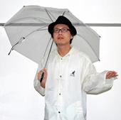 Svar regnjakke,paraply,briller