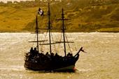 Nápověda pirátská loď,stěžeň,vlajka
