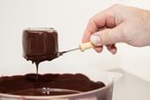 Svar chokolade,hånd,fondue